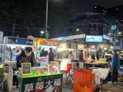 そして、夕飯はホテルから歩いても行ける、寧夏夜市へ。
すごーく混んでる！
うまくたまたま空いた席をゲットできればいいですが、そうでもなかったので、夜市は眺めて、そのまま通過。