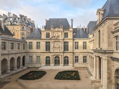 翌日は、カルナヴァレ美術館 ‐ パリ市歴史博物館 (Musée Carnavalet - Histoire de Paris) からスタート。

パリに来てから、連日、Google Mapさんで、評判の良さそうな美術館を虱潰しに探してて、「ここは行ってみたい！」と思ったところ。


