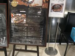 娘が急遽、スマホで近所の違うお好み焼きの名店を探してくれました。
スマホほんまに便利やなあと感心したしだいです。
長田屋から近いそごう百貨店の中にある、みっちゃん総本店に行きました。
やっぱり10人以上待っていましたがここに決めて並ぶことにしました。
デパートのレストラン街にあるので待っていても寒くもなく椅子に座って待っていました。

