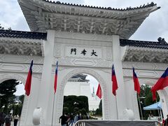 台北市内に戻り、中正紀念堂を眺めながら。