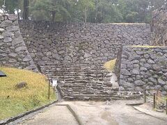 水の手門跡を上っていきます。