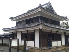 いくつかの櫓が復元されています。南櫓。