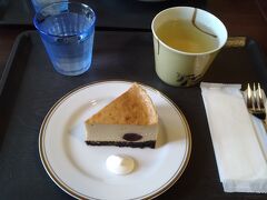 喫茶室があって、ここでお昼をいただきました。こちらはチーズケーキと、くろもじ茶。