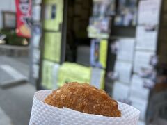 まだ食べます。
岡哲商店さんのコロッケ。
ホクホクで一瞬でなくなった　笑