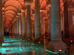 周辺の地上の景色からは想像も出来ない世界が、地下に広がっていました!　古代ローマ時代の貯水池が、現在はイスタンブール地下宮殿として観光客に公開されています。　幻想的なライトアップ、立派な大理石の柱がかなり奥まで続いています。