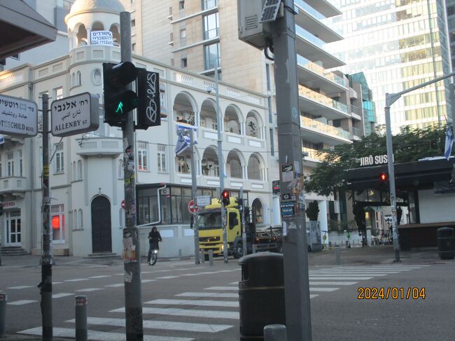 もう１枚。<br />この建物は古く、ガイドさんの話によると、世界遺産「テルアビブの白い都市 - 近代化運動 -」の１つとのことでした。