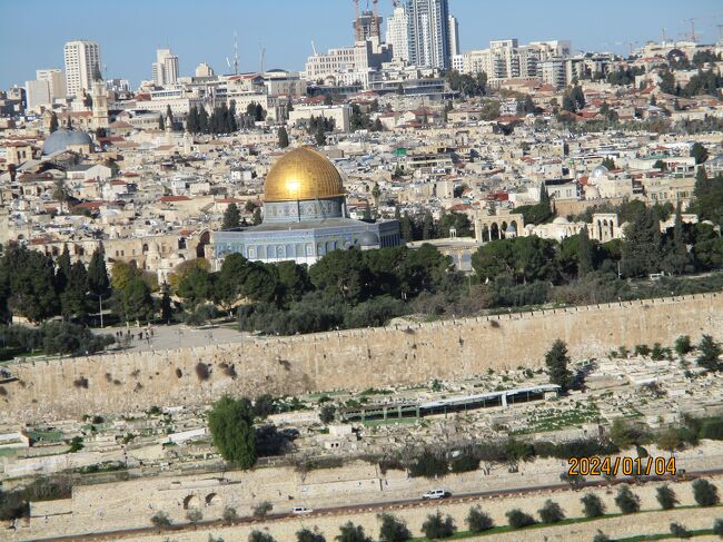 エルサレムに着いて、オリーブ山からエルサレム旧市街を眺めました。<br />エルサレム旧市街は勿論世界遺産なのですが、複雑な背景からか申請国はヨルダンです。