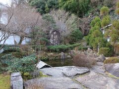 石山寺の山門を北側（右手）に進むと朗澄大徳ゆかりの庭園があります。小さな庭園ですが、石に彫られた朗澄は迫力があります