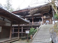 石山寺の本堂は正堂と礼堂を繋いだ造りで、こちらも国宝。礼堂は清水寺のような懸造となっています