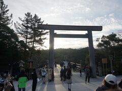 宇治橋に到着。日が昇ってきました
五十鈴川にかかる宇治橋は内宮の入口です。日常の世界から神聖な世界を結ぶ架け橋といわれます。