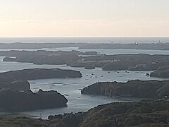 英虞湾は真珠の海と呼ばれているようです。
あれは真珠の養殖をやってるのかな？
海の中に垣根みたいなのが見えます。
