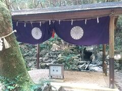 奥に見える穴が天の岩戸。
天照皇大神が隠れた穴みたいです。