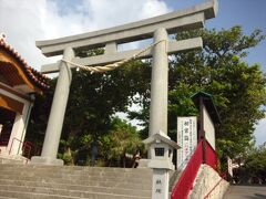 県庁前の駅から徒歩で波上宮へ行けます。まあまあ歩きます。近くにはほかの神社やビーチ、公園などもあります。