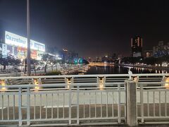 六合夜市へ向かう前に三鳳宮へ。
バスの中から見える愛河が綺麗でした。