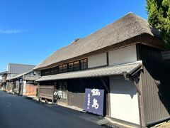 「御宿富久千代」、約230年前（1780年頃）に建てられた伝統的建造物で醤油や味噌などを製造していた旧商家をリノベートした、一日一組限定・一棟貸しの宿です。近くにある、「富久千代酒造」が営むオーベルジュ。「鍋島」は代表銘柄。