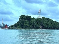 フェリーは、龍牙門を過ぎるまでは非常に速度を落として進み、シンガポール海峡に入るとスピードを上げ大型船の間を横切るように走航します。