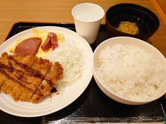 1か月ほど日本を離れるので和食ともしばしのお別れ。
那覇空港の食堂で昼食。