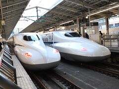 東京駅からはのぞみで。
左のN700Sに乗車。
