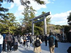 内宮へ。
一礼して橋を渡ります。