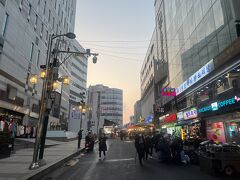 新世界の裏側にある南大門市場に到着
夕方だったので結構閉店準備しているお店が多かった…
1度ホテルに戻って夕食をどこにするかの作戦会議を行います