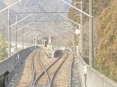 ホームの半分がトンネルの龍王峡駅(うまく写真撮れず)を過ぎて川治温泉駅に到着。川治温泉はお隣の川治湯元駅が最寄り駅。川治温泉は会津西街道の宿場町。野岩鉄道の開通で、アクセスが改善した温泉場。