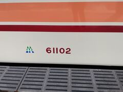 到着した車両は、野岩鉄道所有の61102F。野岩鉄道のマークが目印。こちらは、1988年に製造された完全新造車です。