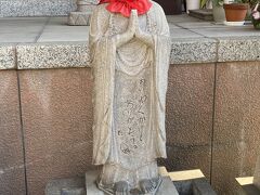 英信寺の近くの法昌寺にはコメディアン故たこ八郎さんを偲んだたこ地蔵があります。