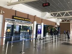 空港出発ロビー入口
ビル内に入るのにeチケットのチェックあり