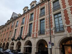 ヴォージュ広場 (Place des Vosges) 付近。

1612 年にアンリ 4 世によって造られた、パリで最古の広場らしい。

周囲には、赤レンガの邸宅が立ち並んでて素敵。
