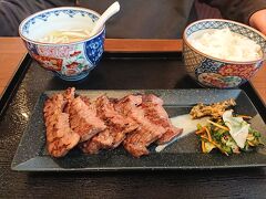 12/29
今回は仙台から太平洋フェリーに乗るため、牛タンのお店に立ち寄ります。焼肉の薄い肉とは違い、しっかりと厚みがあるため、歯応えもあります。牛タンを美味しくいただきましたが、テールスープも美味しかった。ご馳走様でした。