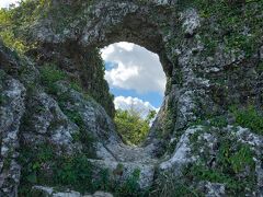 玉城城跡のシンボルになっている石垣の門。ハート型に見えるということで、人気のフォトスポットにもなっています。
石垣はけっこう残っていますが、規模は糸数城跡のほうが大きかったです。