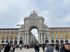 16:00
コメルシオ広場に来ました。