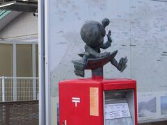 ＪＲ境港駅前には、日本郵便の赤ポストの上に鬼太郎が目玉オヤジが載っています。