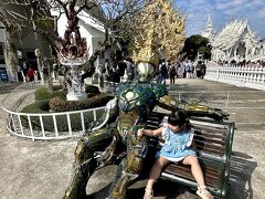 【チェンライの白い寺：ワット・ロンクン】

昨日は、到着の便の時間の関係で、「青い寺：ワットロンスアテン」を見て、日が暮れてしまったので、終了。


写真：モダンな攻殻機動隊と子供....こういう現代アートが敷地内に沢山ある。