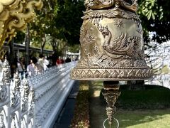 【チェンライの白い寺：ワット・ロンクン】

どうやら、チェンライでは、この「青い寺」「白い寺」「黒い寺」が有名な観光地になっているとの事。