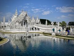 【チェンライの白い寺：ワット・ロンクン】

青い寺は、2005年に建設開始、2016年に完成...
白い寺は、1997年...
黒い寺（家）は...不明...

全て、かなり新しいもの...なんだぁ...