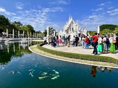 【チェンライの白い寺：ワット・ロンクン】

昔は、そんなの無かったよなぁぁ...とか思いながら調べたところによると...


写真：兎も角、観光客の人数が多すぎ...池には鯉も沢山...