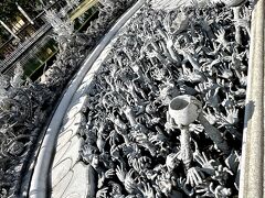 【チェンライの白い寺：ワット・ロンクン】

さて、昨日、街中のレンタルバイク屋で借りた「ホンダ スクーピー」に跨り、メルディアンを出発。


写真：ぎゃ!! 手だぁぁ～～!?