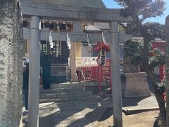 暫くぶりの投稿です。
新大久保駅からすぐにある、皆中稲荷神社に初詣に出かけました。寒かったですが、よく晴れている気持ちのいい日です。