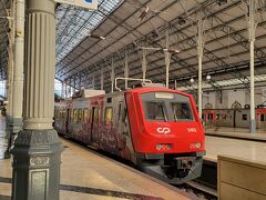 ロシオ駅から鉄道でシントラへ。