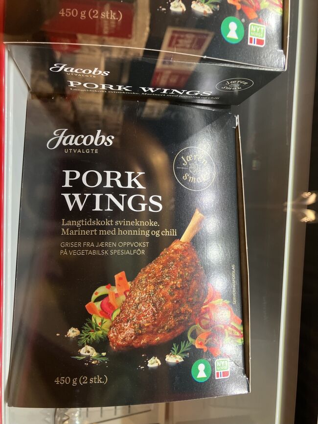 スーパーをはしごしていろいろ物色。ノルウェーの豚には羽が生えているらしい。