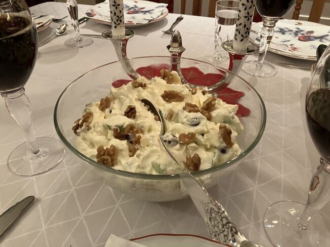 Waldorf salad。クルミ、ブドウ、リンゴ、セロリを生クリームであえたサラダ。セロリ嫌いな私もこれは好き。