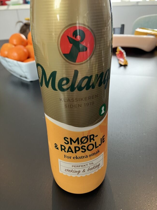 晦日。今日ものんびりとした休日。近所の日本人＆ノルウェー家族のところに遊びに行く。一緒にワッフルを作って食べた。こちらはワッフルのミックス粉があるの知っていたけど、液状バター(とサラダ油が入っている)があるのを初めて知った。日本で作る時は薄力粉、卵、牛乳、砂糖で作るのはもちろん、バターも固形をいちいち溶かしてたよ。