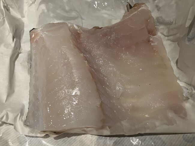 今日は大晦日。お昼に義妹家族が来て年越しそばをふるまうので、タラを買った。ノルウェーといえばシーフードのイメージだけど、スーパーで一般的に手に入るのは冷凍の魚、しかもサーモンやたら、エビなど。グルメスーパーに行ってようやく生のタラが手に入る。生のが絶対おいしいと思うけど、皮や骨もついているので、下処理が大変。