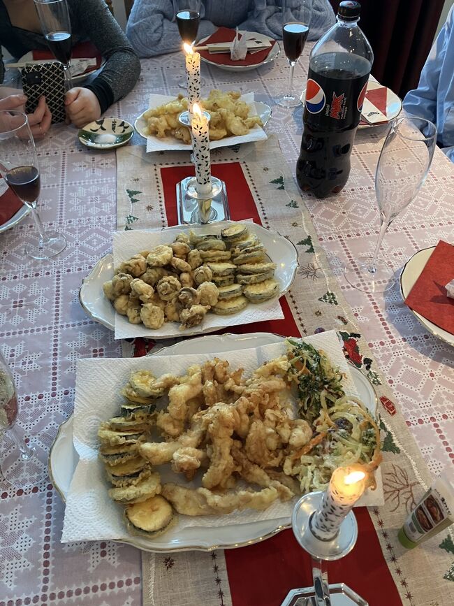 いただきます。大晦日の昼はこれが恒例になりつつある。タラのほか、鶏天、ズッキーニ、マッシュルーム、ケールと野菜のかき揚げを揚げた。