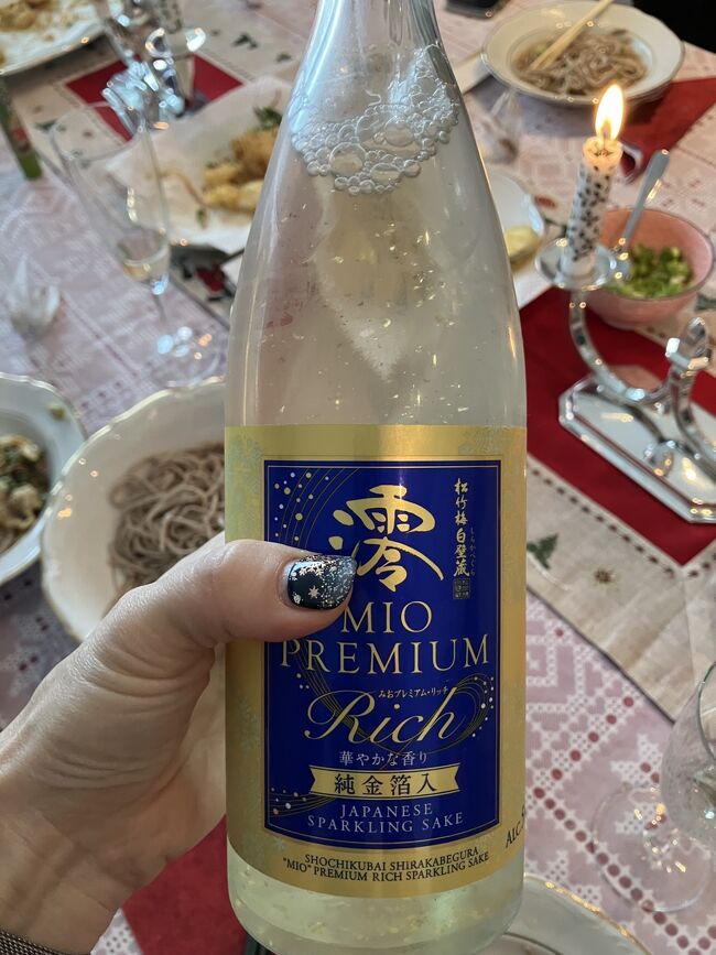 日本から持参した金箔入りスパークリング日本酒を開ける。