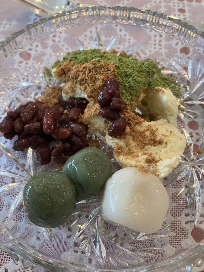 デザートはアイスクリームに白玉、抹茶、きなこ、ぜんざいをトッピング。