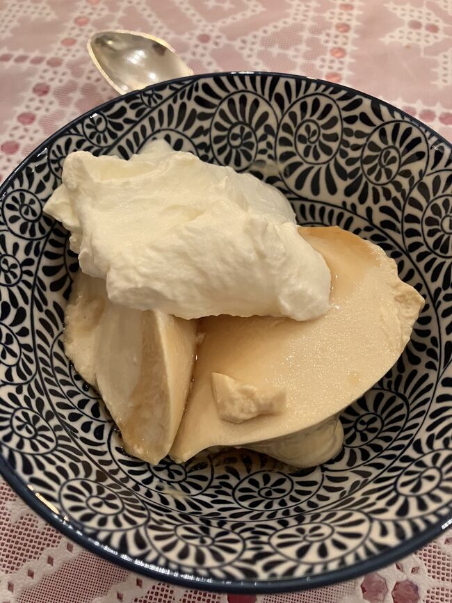 デザートはこれまた恒例のキャラメルプリン。卵感はなく、生クリームのプリンといった感じ。さらにホイップクリームをトッピングし、クリーム尽くし。ノルウェーの生クリームおいしいんだよね。ついついおかわり。