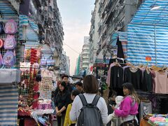 しょうがないので他の鶏蛋仔のお店にむけて女人街を通り抜け、、、