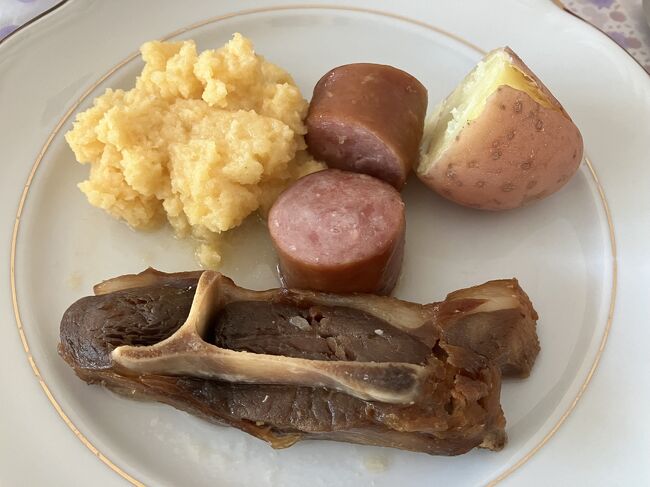 昨夜は午前様でイタリアから戻って眠かったけど、早朝に起きてまた仕事。辛い。しかし今日が終われば、三連休。お昼ご飯はクリスマス料理のピンネショット。塩漬け羊肉を戻したもの。付け合わせのコールラビが大好物。